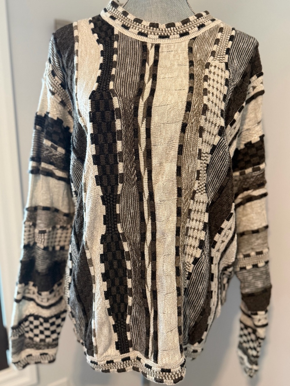 VINTAGE LONDON FOG 90’s Coogi style 3D textured long sleeve knit sweater